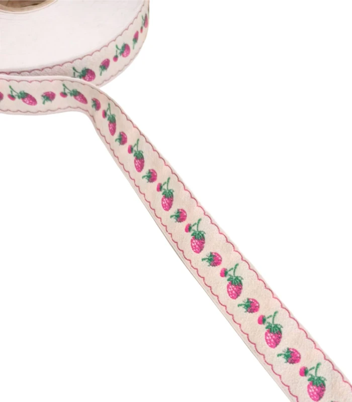 Tapacosturas Tela Beige con Estampado de Fresas Ancho 2.5cm