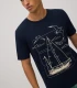 Camiseta Hombre Azul Marino con Estampado Marinero – Manga Corta