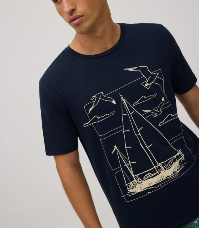 Camiseta Hombre Azul Marino con Estampado Marinero – Manga Corta