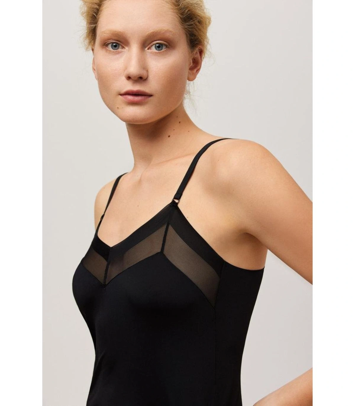 Camiseta Lencera de Tirantes Ysabel Mora con Escote de Tul con Tirantes Ajustables y Cruzables