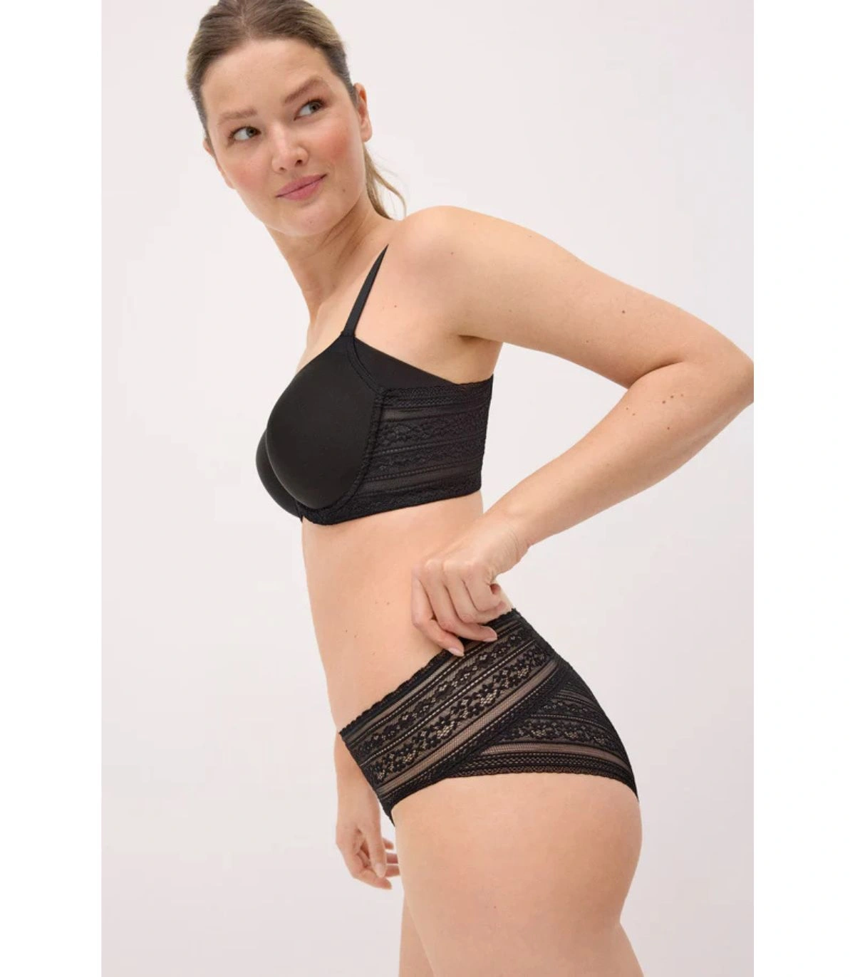 Conjunto Lencero de Capacidad Ysabel Mora | Colección Simply Love: Sujetador con Aro y Relleno + Braga Midi con Encaje - Negro