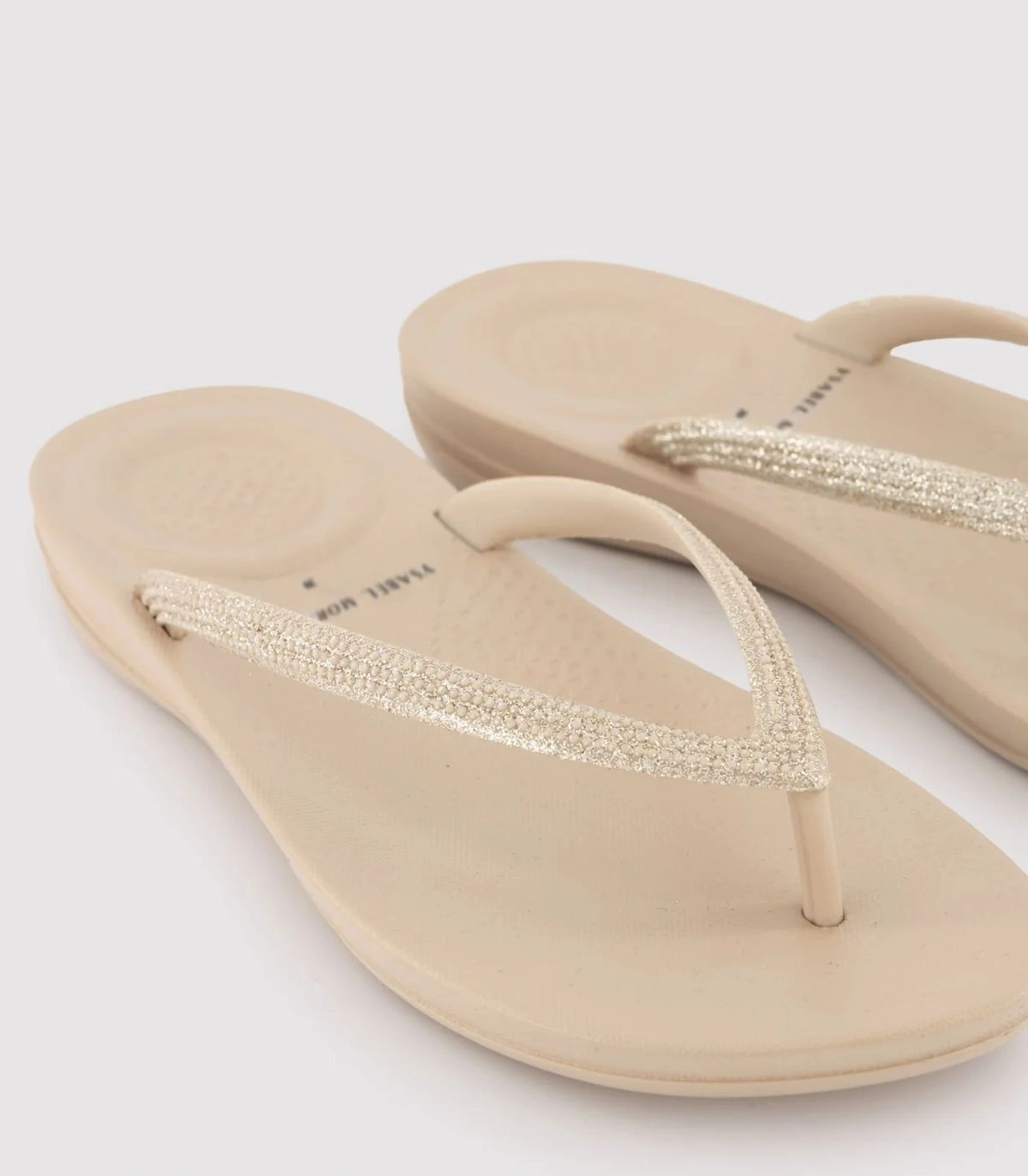Chanclas dedo tira brillante beige 86290 Ysabel Mora