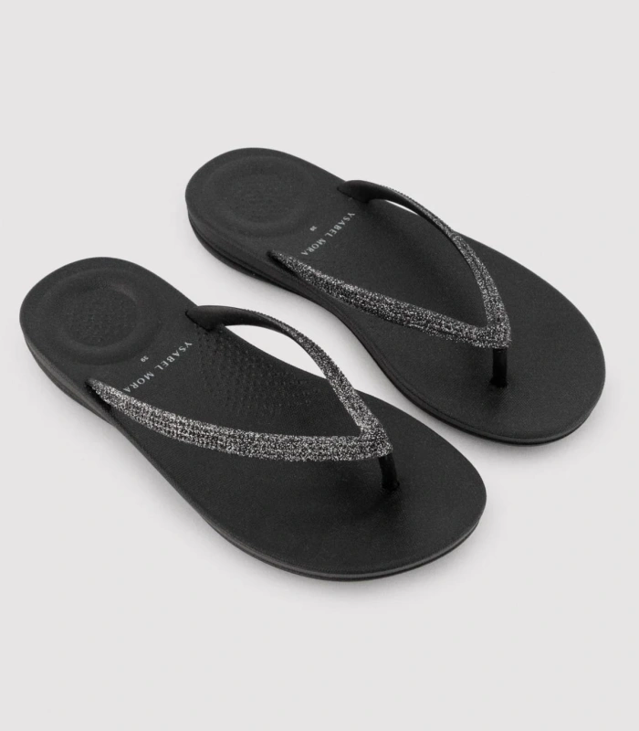 Chanclas dedo tira brillante negras 86290 Ysabel Mora