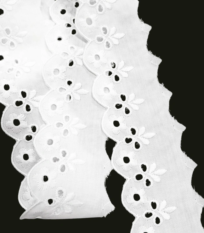 Tira Bordada Blanca de 5 cm con Bordado Floral Calado y Ondas Festoneadas- Ref. 29017