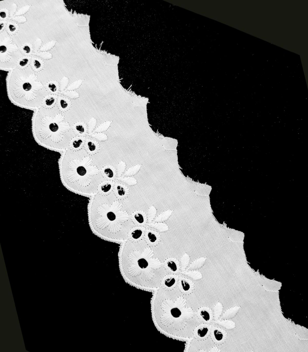 Tira Bordada Blanca de 5 cm con Bordado Floral Calado y Ondas Festoneadas- Ref. 29017