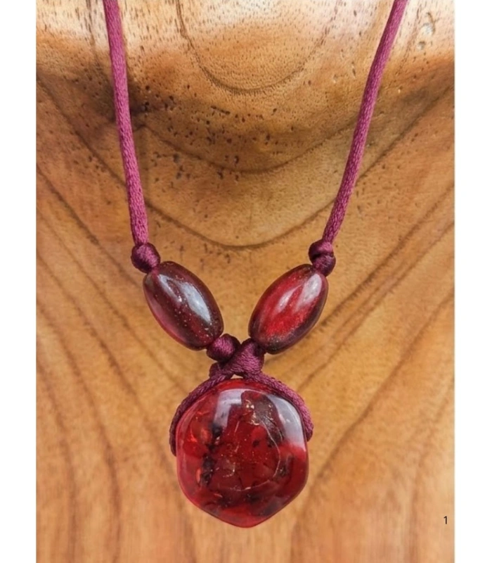 Colgante Artesanal "Alma Granate" de Hilo y Cristal | Collar Ajustable con Cordón de Seda Rojo Borgoña