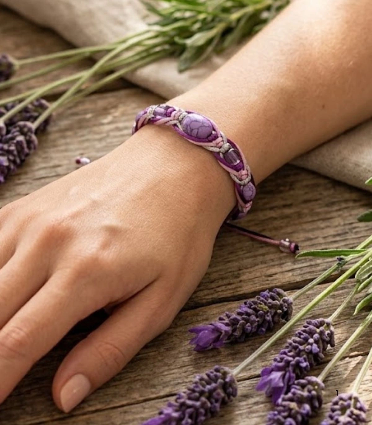 Pulsera de Macramé Artesanal "Brisa Violeta" Hecha a Mano