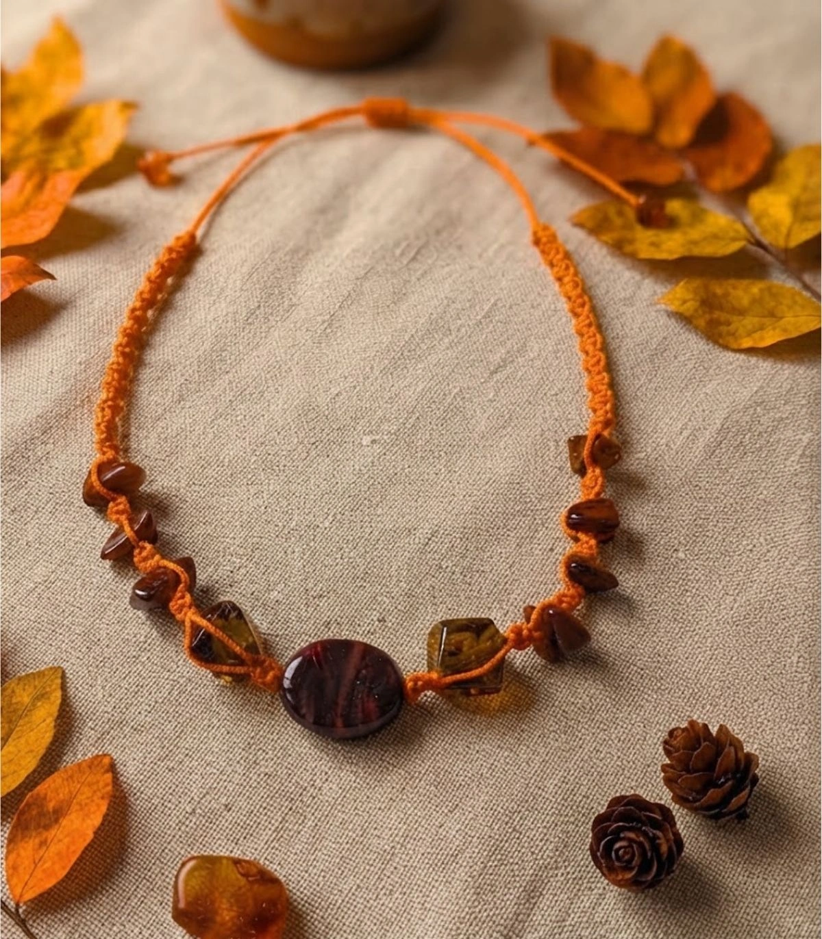 Collar de Macramé Artesanal "Ecos de Otoño" Hecho a Mano