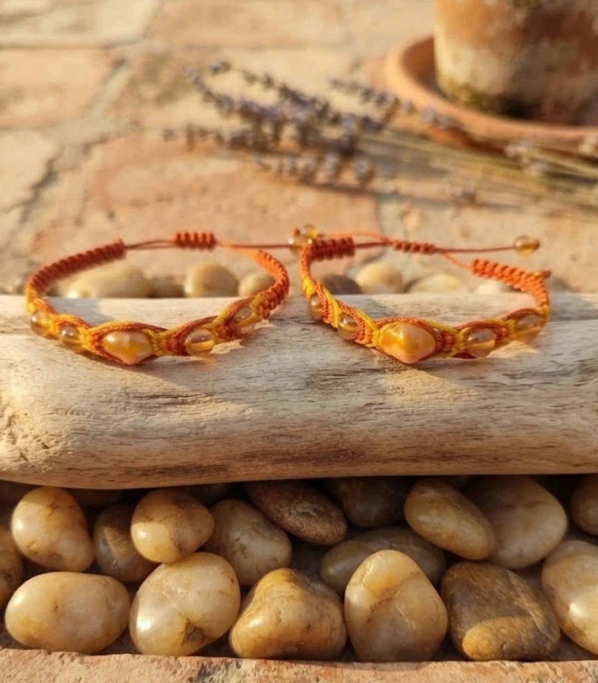 Pulsera de Macramé Artesanal "Brisa de Atardecer" Hecha a Mano