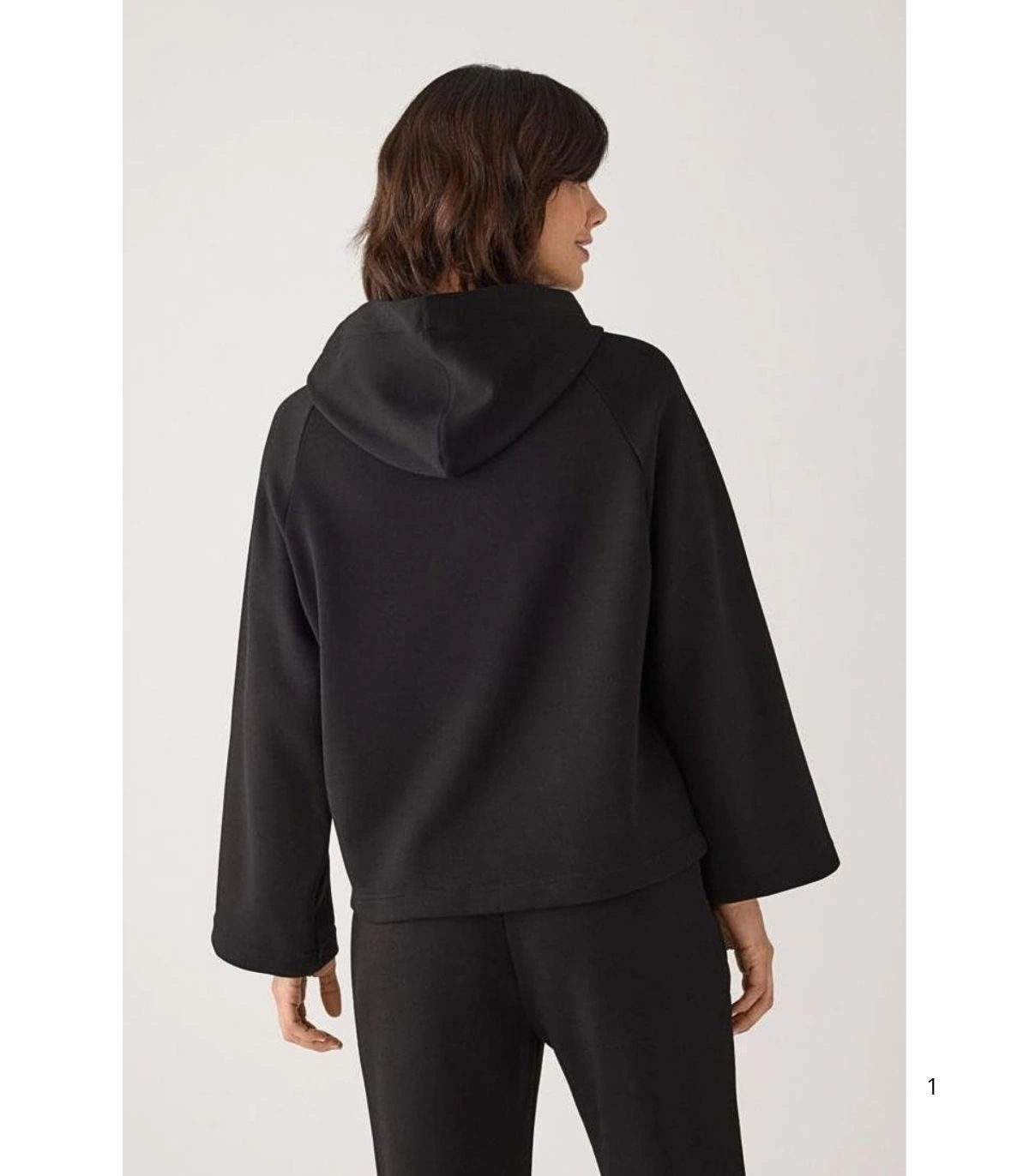 Sudadera Afelpada de Mujer con Capucha y Manga Acampanada en Color Negro Ysabel Mora 70740