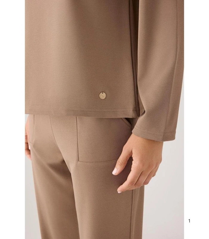 Jersey Textura Piqué de Mujer con Cuello Perkins en Color Camel Ysabel Mora 70749