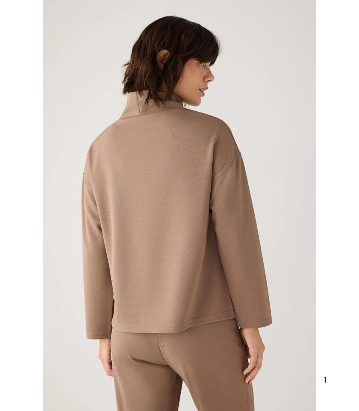 Jersey Textura Piqué de Mujer con Cuello Perkins en Color Camel Ysabel Mora 70749