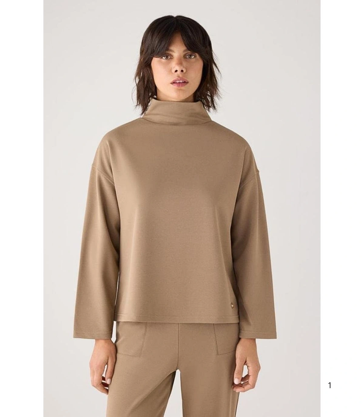 Jersey Textura Piqué de Mujer con Cuello Perkins en Color Camel Ysabel Mora 70749