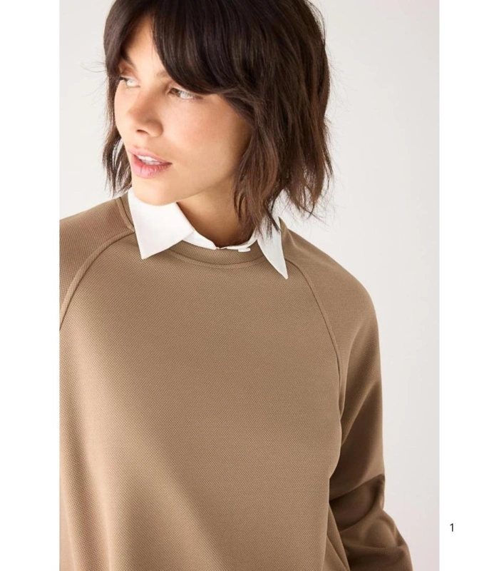 Jersey Textura Piqué de Mujer con Cuello Redondo y Manga Raglán en Color Camel Ysabel Mora 70750