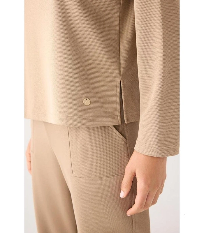 Jersey Textura Piqué de Mujer con Cuello Redondo y Manga Raglán en Color Camel Ysabel Mora 70750