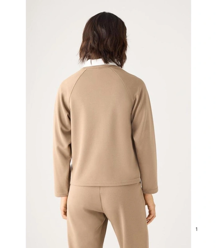 Jersey Textura Piqué de Mujer con Cuello Redondo y Manga Raglán en Color Camel Ysabel Mora 70750