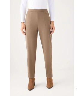 Pantalón Slim de Mujer con Textura Piqué, Tiro Alto en Color Camel Ysabel Mora 70752