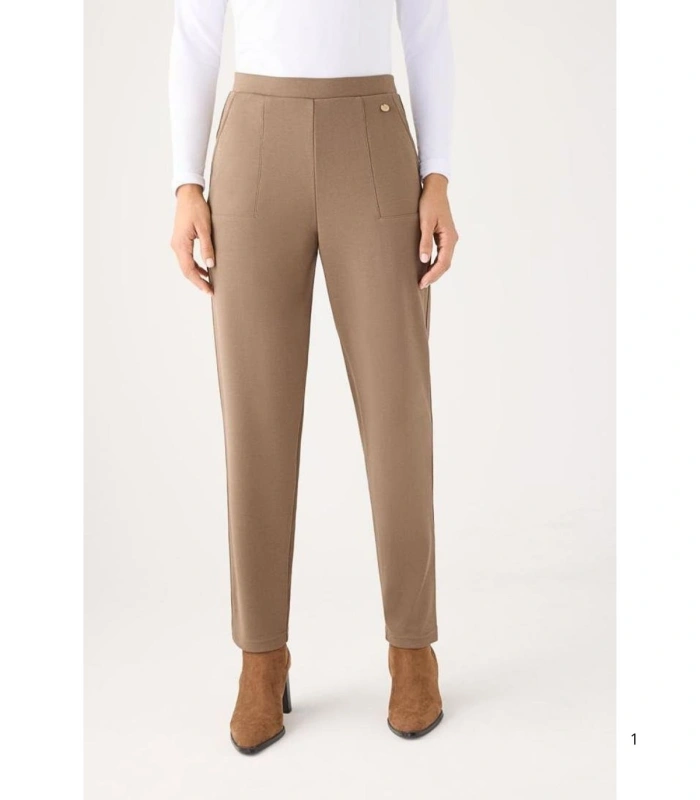 Pantalón Slim de Mujer con Textura Piqué, Tiro Alto en Color Camel Ysabel Mora 70752