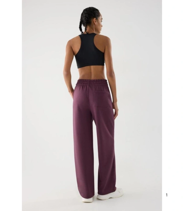 Pantalón Deportivo Recto de Mujer con Tiro Alto y Bolsillos Color Burdeos Ysabel Mora 70981