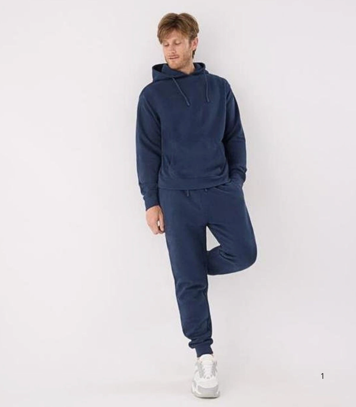 Sudadera Deportiva de Hombre Afelpada con  Bolsillo Canguro en Color Azul Marino Ysabel Mora 75000