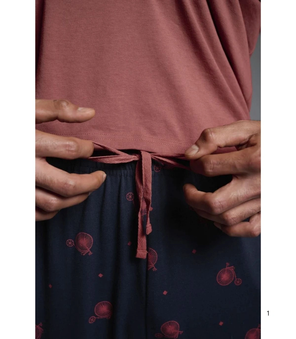 Pijama Largo de Hombre 100% Algodón "Wheels of Elegance"  Ysabel Mora 26451